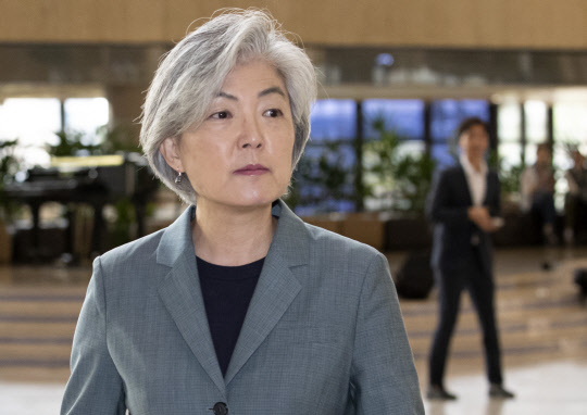 강경화 외교부 장관이 중국 베이징에서 열리는 '제9차 한중일 외교장관 회의'에 참석하기 위해 20일 오전 김포국제공항을 통해 출국하고 있다.  <연합뉴스>